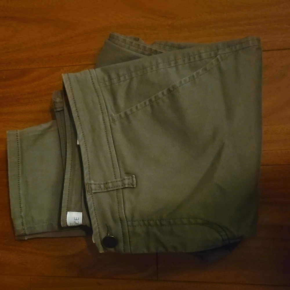 Market and Spruce olive green chino skinnies in size 8. Excellent Condition